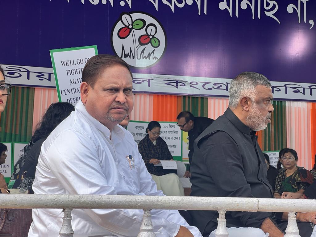 Humayunjup's tweet photo. দেশনেত্রী @MamataOfficial ও সর্ব ভারতীয় তৃণমূল কংগ্রেসের সাধারণ সম্পাদক @abhishekaitc নেতৃত্বে বাংলার ন্যায্য পাওনার দাবিতে ধরনা সমাবেশে | Protest in demand of Bengal’s rightful dues
#MGNREGA https://t.co/5sToNXobwa