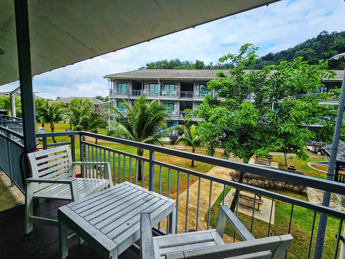 haffismusthafa's tweet photo. Nice view, quite & peaceful environment chalets. Macam menarik surfing class tu, boleh plan akan datang nak belajar surfing. ๐ฅฐ #RoyaleChulan #Cherating #Kuantan #Pahang ๐ฒ๐พ https://t.co/vsXxC2PSHd