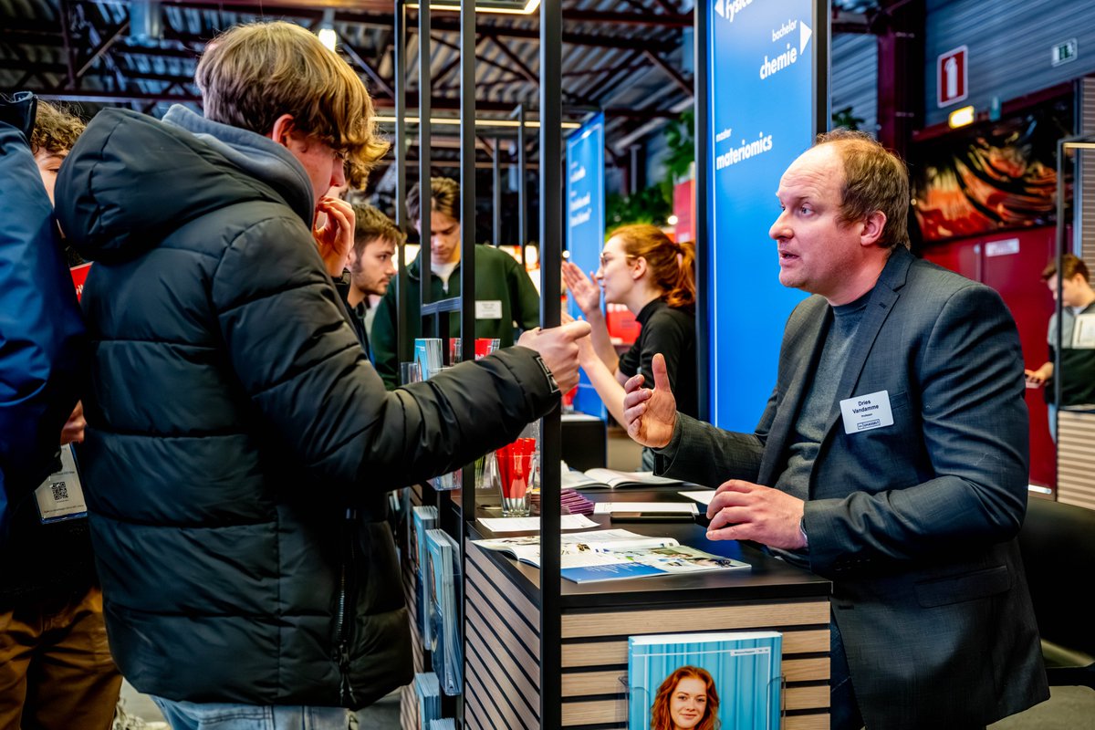 uhasselt's tweet photo. Dag 2 op de #SIDin in Genk. We mochten gisteren al heel wat enthousiaste studiekiezers kennis laten maken met #UHasselt, op naar nog zo'n topdag!🔥 En vergeet niet: je kan morgen nog een laatste keer langskomen in Genk om al jouw vragen op ons af te vuren. https://t.co/2eJRwBmdtG https://t.co/i1BsQfYCIX