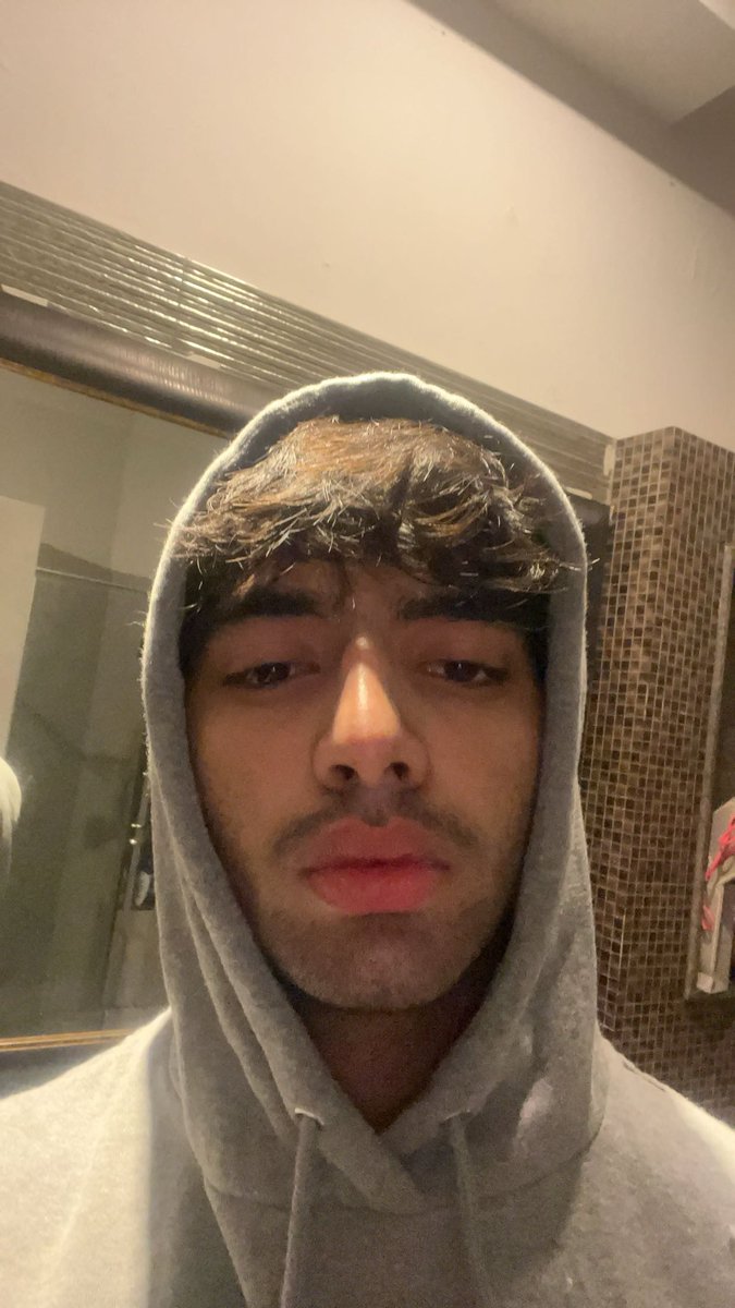 baptizedbastard's tweet photo. when a plane bout to hit yo tower but there’s a bad bitch in the building so u gotta act tuff https://t.co/zsEHkyRWu4