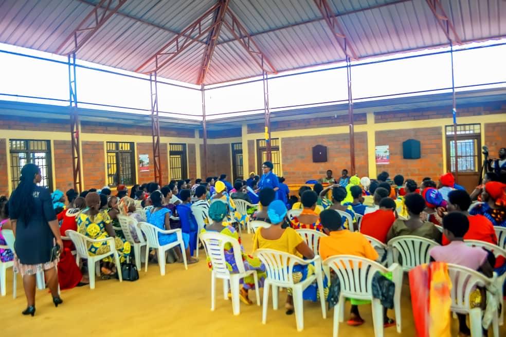 SFIRWANDA's tweet photo. January's Rusheshe Reach Out in @MasakaSector. Led by @MusabyimanaY, Executive Director of SFI-Rwanda NGO! Women facilitators highlighted progress and 90+ women from ITUZE, TWITEZIMBERE, and DUSHYIGIKIRANE groups received African prints for outstanding performance.
#SFIcommunity https://t.co/AE3h5ZXami