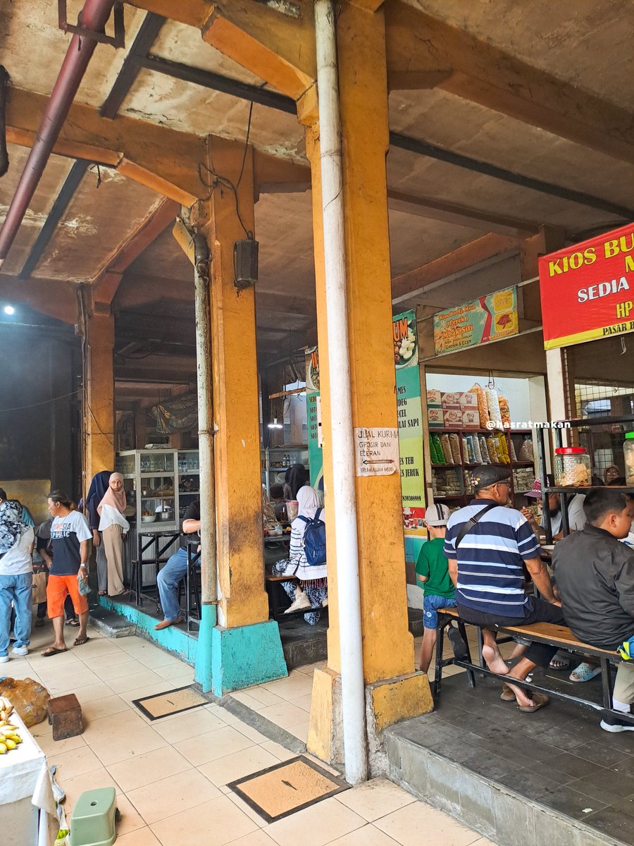 hasratmakan's tweet photo. 🍲 SARAPAN DI PASAR BERINGHARJO

Salah satu warung kesukaan aku dan keluarga kalau lagi jalan-jalan di Beringharjo, betul, Warung Bu Sum. Salah satu warung makan dari sekian banyak warung di Beringharjo yang bikin aku ketagihan buat balik makan lagi. #KulinerJogja #WisataJogja https://t.co/dFbP1sRRNN