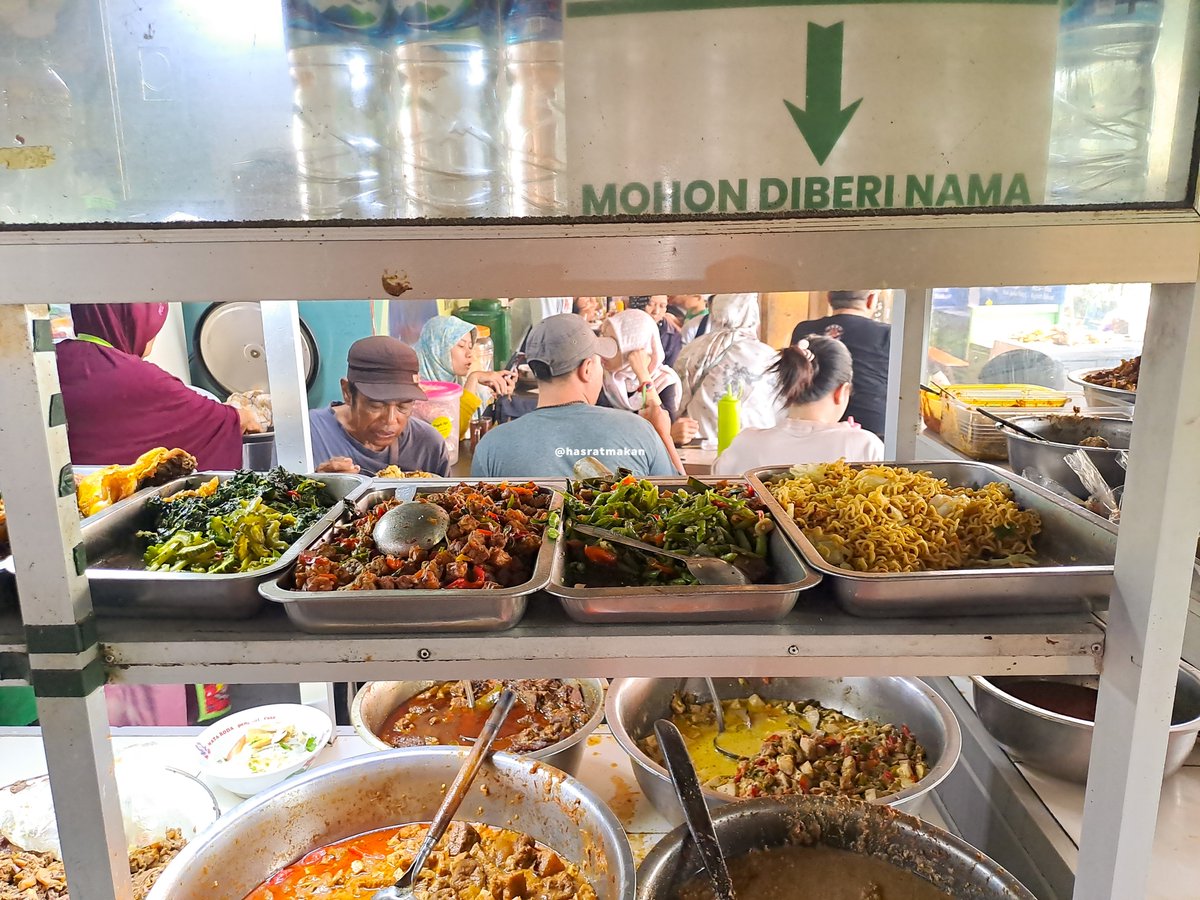 hasratmakan's tweet photo. 🍲 SARAPAN DI PASAR BERINGHARJO

Salah satu warung kesukaan aku dan keluarga kalau lagi jalan-jalan di Beringharjo, betul, Warung Bu Sum. Salah satu warung makan dari sekian banyak warung di Beringharjo yang bikin aku ketagihan buat balik makan lagi. #KulinerJogja #WisataJogja https://t.co/dFbP1sRRNN