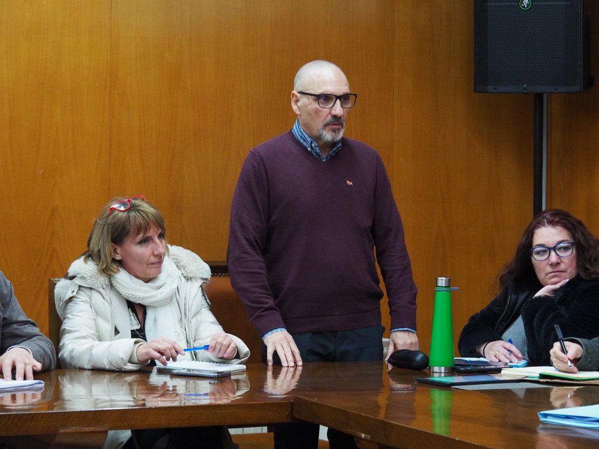 tupuebloTLP's tweet photo. #JulioPereda asiste al pleno de #SantoveniaDePisuerga para apoyar a los ediles de @SantoveniaTLP y ser testigo de la toma de posesión como concejal del compañero #VidalVegas.
Desde @tupuebloTLP le deseamos mucha suerte y acierto en esta nueva etapa como cargo público. https://t.co/8moBYFdyNr