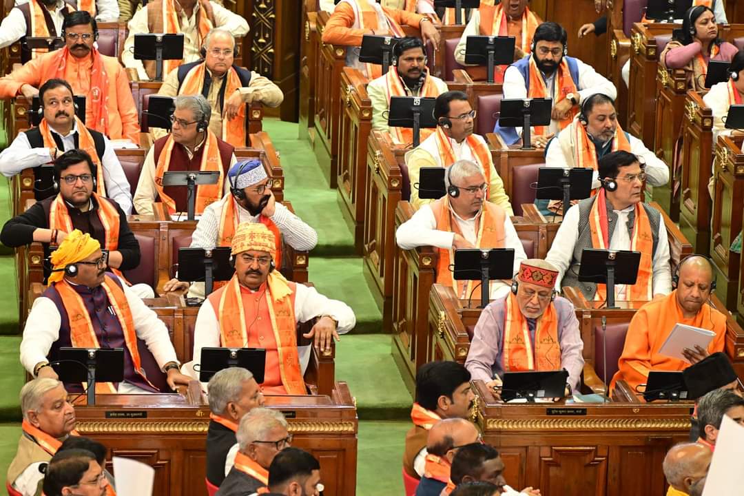 brajeshpathakup's tweet photo. आज विधान भवन में महामहिम राज्यपाल श्रीमती आनंदीबेन पटेल जी ने संयुक्त अधिवेशन को संबोधित कर अपने अभिभाषण के माध्यम से उत्तर प्रदेश सरकार की उत्कृष्ट नीतियों एवं ऐतिहासिक उपलब्धियां की चर्चा की।
@anandibenpatel https://t.co/v0PoKcZF5b