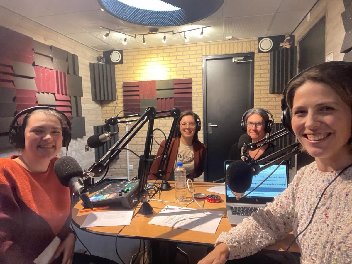 For a change I am not listening to podcasts,
but you can listen to me talking on a podcast.  

@SavannahBoele and I were invited to talk about our research on parenting and adolescent well-being in daily life. 

Listen to the Dutch podcast episode: share.transistor.fm/s/b555a619