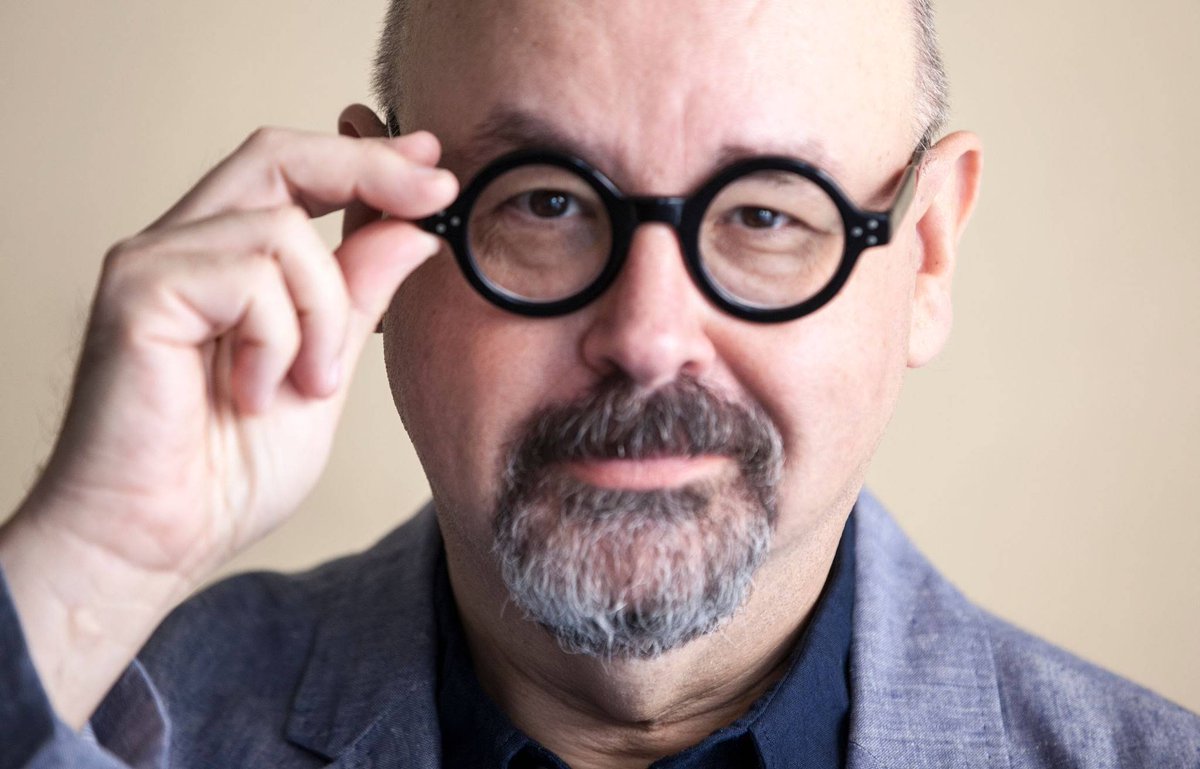 "Cada libro, cada tomo que ves, tiene alma. El alma de quien lo escribió y el alma de quienes lo leyeron y vivieron y soñaron con él. Cada vez que un libro cambia de manos, cada vez que alguien desliza la mirada por sus páginas, su espíritu crece y se hace fuerte"

C. Ruíz Zafón
