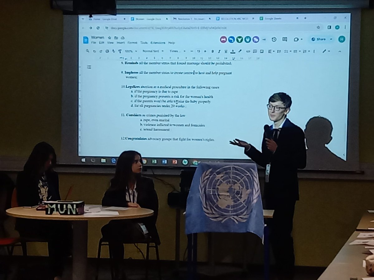 #Toumun Du 31/01 au 02/02, une vingtaine d'élèves du #clubMun participe à la conférence des Nations Unies 🇺🇳 qui se déroule au lycée de Tournefeuille. L'occasion de rencontrer et de débattre avec des lycéens italiens et anglais notamment  🌏 dans la langue de Shakespeare 👬