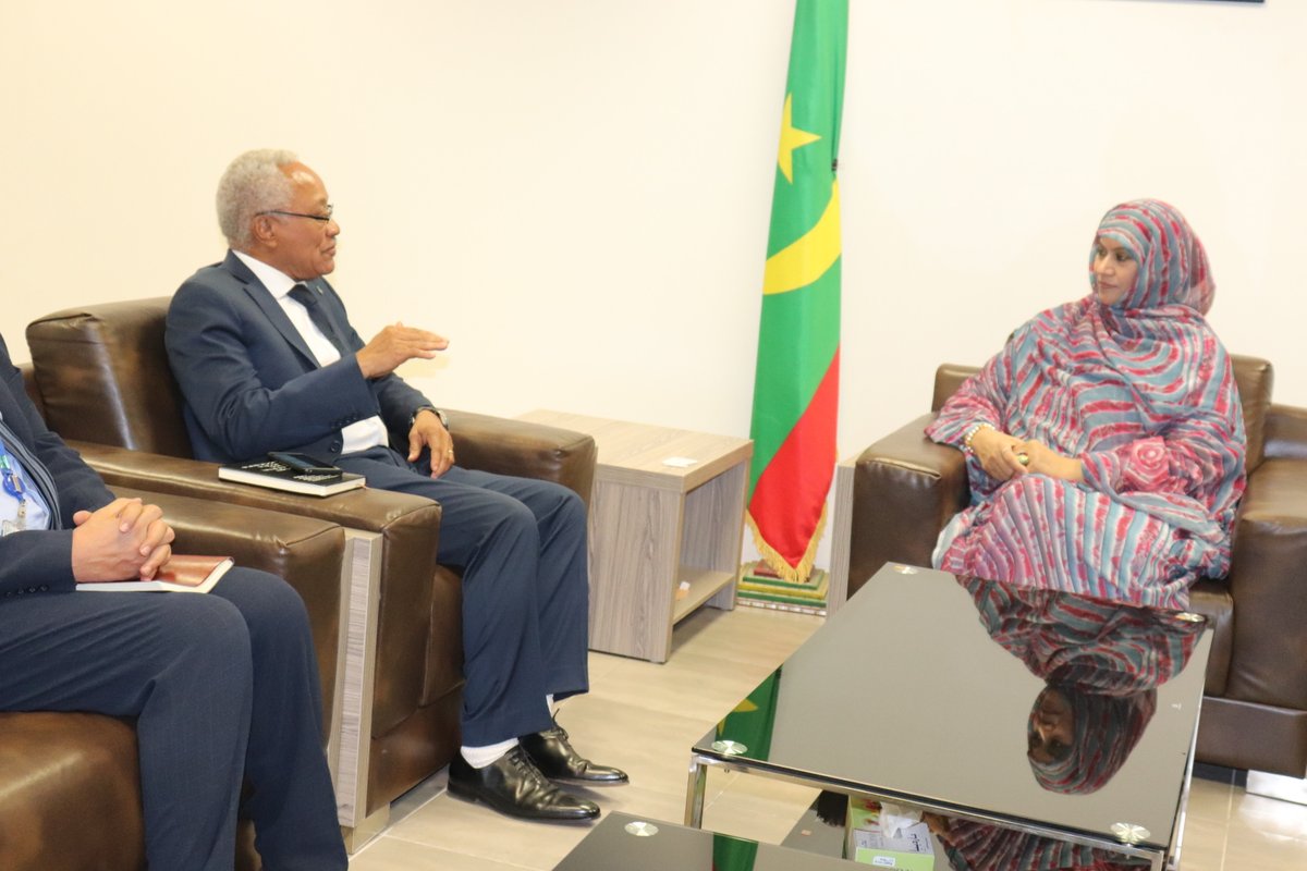 unfpamauritania's tweet photo. La Min. de la Santé reçoit le Rep de @unfpamauritania, @nestorazandegbe : échanges sur les pistes d'accélération de la réduction des décès maternels à travers la planification familiale, la formation, et le maintien des sages femmes dans les structures.
#maternité
#MaternalHealth https://t.co/HiaYzDQPg5