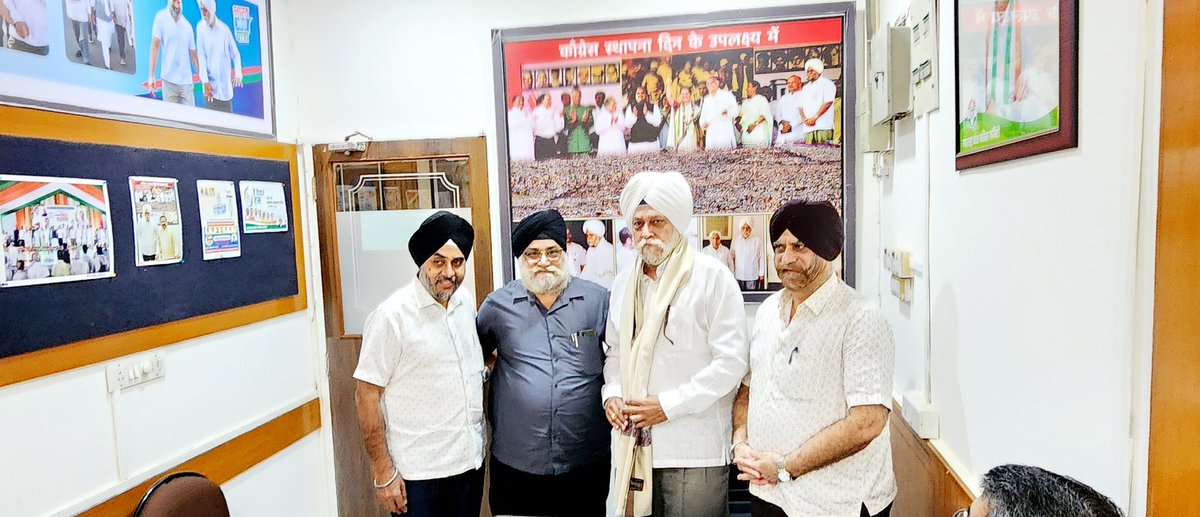 dcs912's tweet photo. @dramarjitmanhas Treasurer MPCC Felicitated by Sri Guru Singh Sabha Mumbai on Appointment as Member of Political Affair Committee MRCC by AICC
@chennithala @NANA_PATOLE @kcvenugopalmp https://t.co/oChUNVxneW