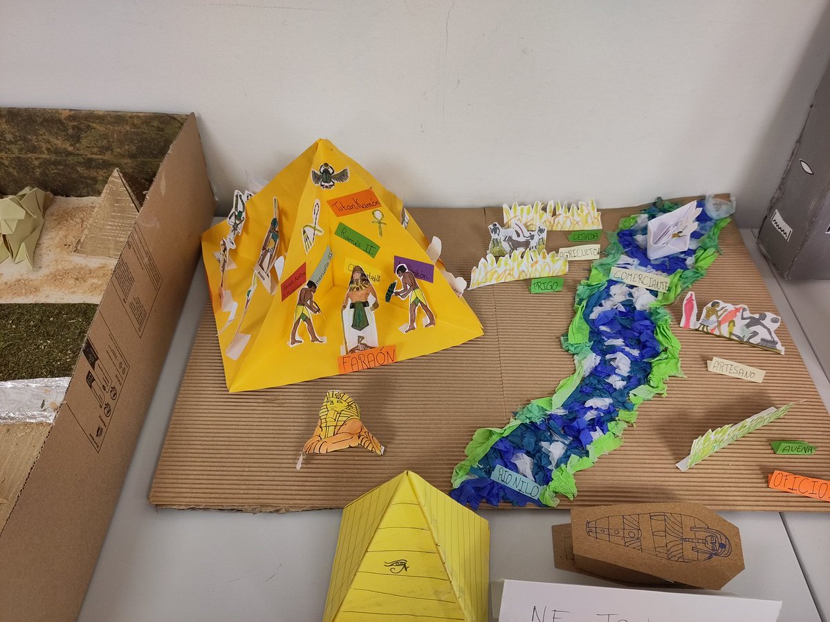 SIEstgermain's tweet photo. Los alumnos de 6ème del #LyceeInter recrean la vida en el Antiguo Egipto utilizando materiales reciclados, ¡bravo! @AccEducativaExt @EducationESP https://t.co/99saMAEVsL