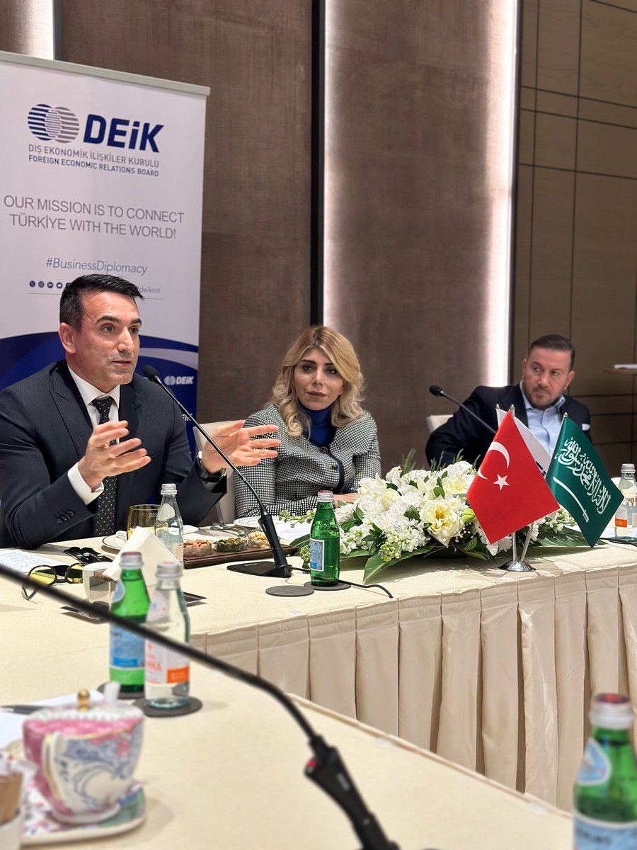 Türkiye-Suudi Arabistan İş Konseyimiz, Haşim Süngü başkanlığında, @TC_RiyadBE Büyükelçimiz Fatih Ulusoy ve Yürütme Kurulu Üyelerinin katılımlarıyla hibrit olarak toplantı gerçekleştirdi. Toplantıda, Türkiye-Suudi Arabistan Yatırım, Turizm ve İş Forumu, İş Konseyi'nin 2024 yılı…