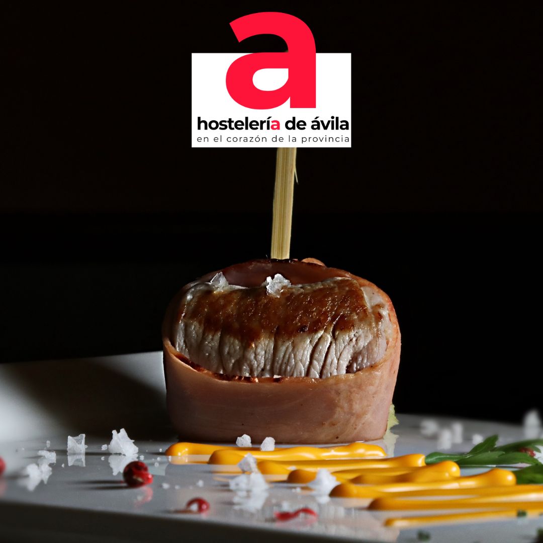 HosteleriaAvila's tweet image. Adentrarse en #Ávila es sumergirse en un mosaico de sabores donde cada rincón cuenta una historia. Aquí, los #pinchos (o tapas) no son solo un #aperitivo, sino una forma de vida, una tradición que cada bar y restaurante de la provincia lleva con orgullo. hosteleriadeavila.es/noticias/de-pi…