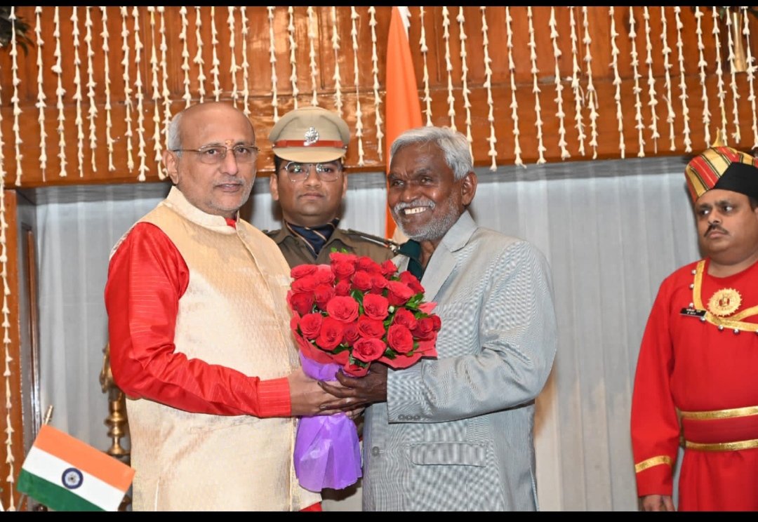 AnilYadavmedia1's tweet photo. अब तो @HemantSorenJMM से भी गरीब आदिवासी @ChampaiSoren मुख्यमंत्री बन गए हैं,
अब तो ये भी बहुत भारी बंगले में रहेंगे, बड़ी गाड़ियों के काफिले में चलेंगे, चार्टेड प्लेन से उड़ेंगे,

@sudhirchaudhary जी आपकी तकलीफ तो दोगुनी हो गई,

आज फिर से काला , सफेद करिए, https://t.co/dDYXKIeVmR