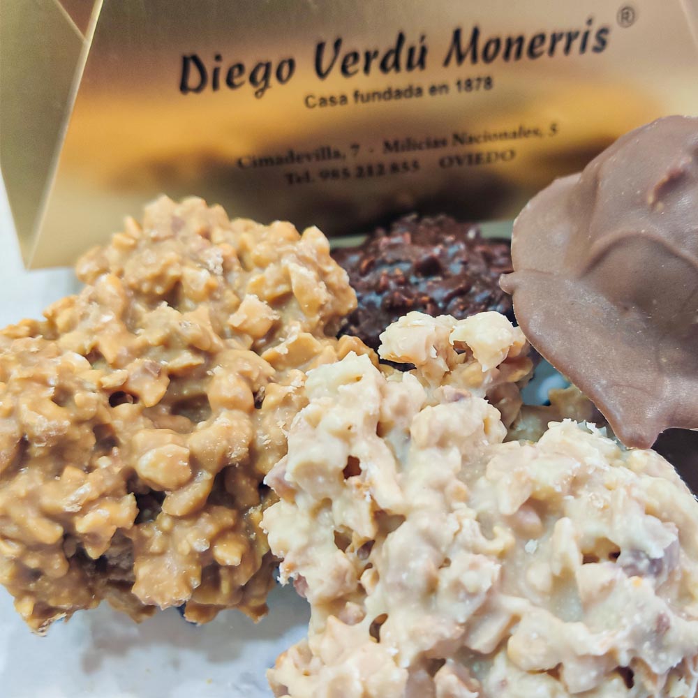 #BOMBONES DE ROCA! 
La mejor almendra marcona recubierta de los chocolates de #Valrhona, chocolate negro, con leche, dorado...
Imposible no caer en la tentación de disfrutarlos!
#DiegoVerdú1878 #oviedo #turronesdiegoverdú #elVerdúOriginal #turronitos #dulces #heladodeturrón