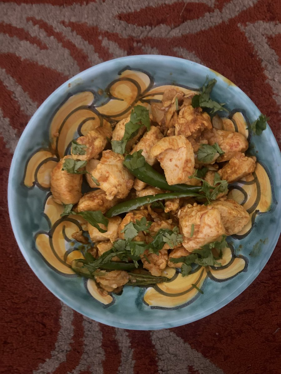 Medium rare chicken breast, loving the spices, garlic, green chillies &amp; loads of cilantro ☺️☺️. A bit on a lower fat, will make it up for my dinner, may be some lamp chops 😋😋 Just in the mood to have some chicken today 🍗