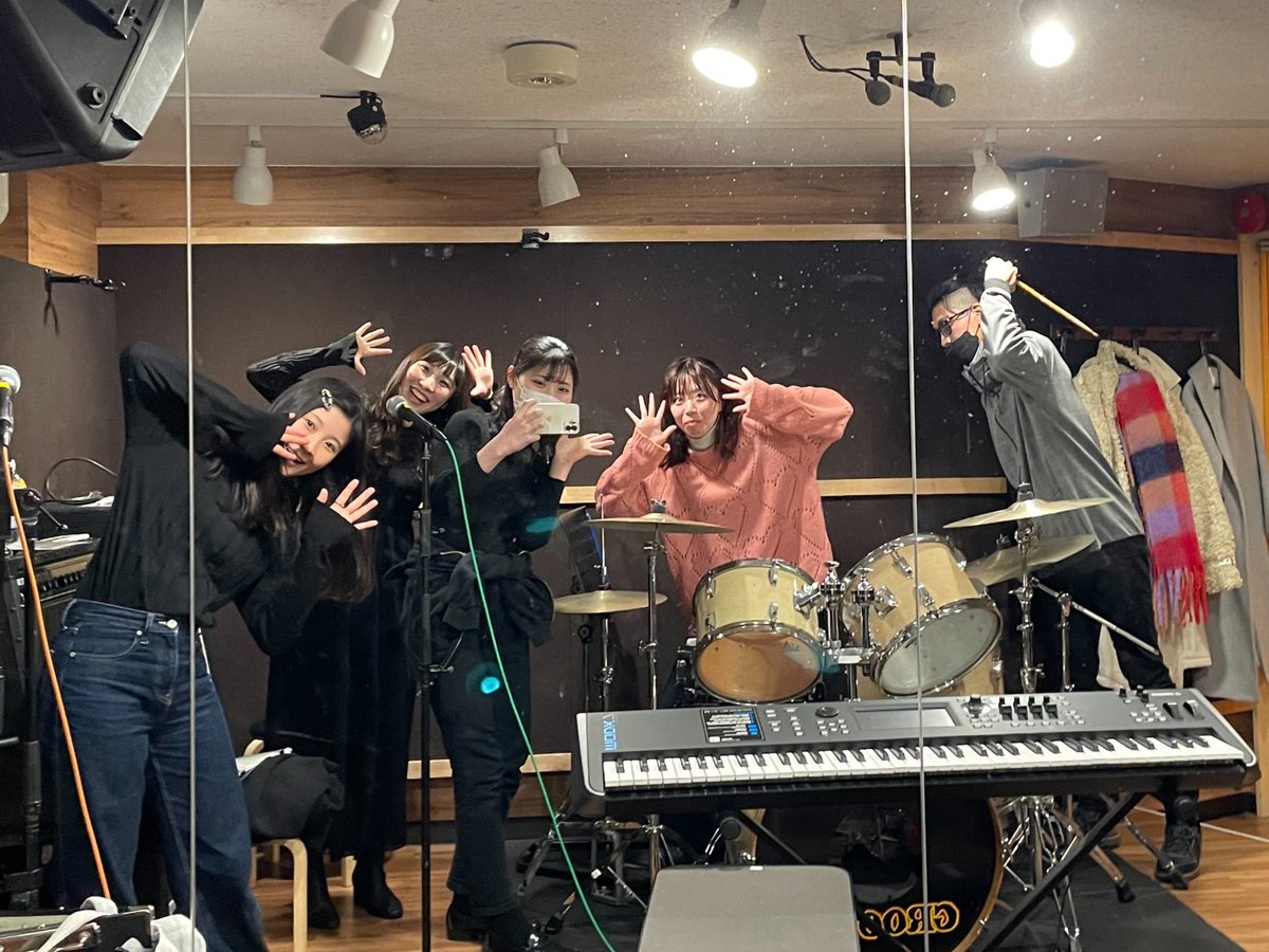 MitsuokaAkari's tweet photo. Rolling!!のリハしてきました🏫

今回ソロずっと歌いたかった曲に挑戦します🪲はなちゃんが訳詞してくれました♩ありがたい！！！
バンド映えする曲だしバンドさんとのリハ楽しすぎました！！！！
みんなで歌う曲も最高🫶

ご予約、お問い合わせ、お気軽にお待ちしております☺️ https://t.co/D5PDVxic0P