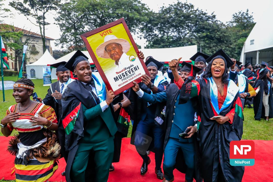 nbstv's tweet photo. PHOTOS: Hussein Ibra, a graduand from Makerere University College of Humanities and Social Sciences, made a notable entrance at the graduation ceremony, holding a picture of President @KagutaMuseveni. 

📸 @francis_isano 

#NBSUpdates https://t.co/zS3lOMLxCg