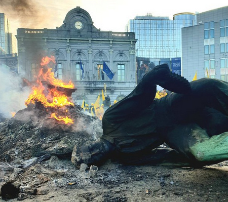 The <a href="/ExtinctionR/">Extinction Rebellion Global</a>  guys who stopped traffic by climbing Dartford Bridge were jailed for 3 years. The #FarmersProtests, which shut down whole cities, toppled statues, set fires &amp; threw eggs at police, won concessions and political backing. What are we to make of this contradiction?