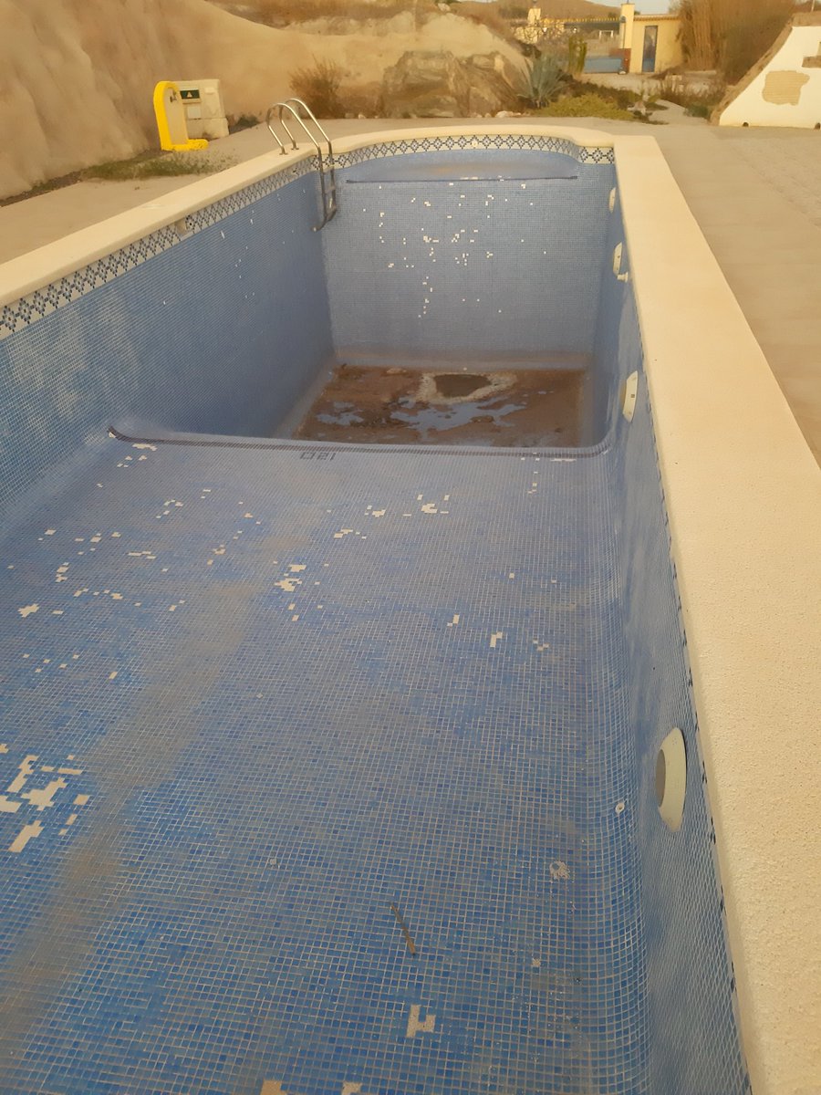 lifechangeplans's tweet photo. The pool was drained in 2022 the pump broke down the water went green.  Now it is in disrepair with tiles falling off. Reduced the value of the property.
All because he would not come to the table take responsibility for his behaviour and settle things.  
🤡🤡🤡  #postseparation https://t.co/fSvfN9wORo