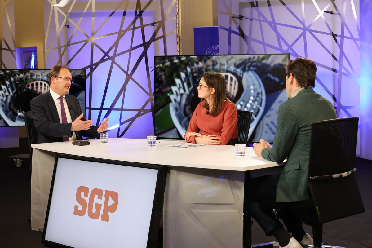 SGPnieuws's tweet photo. Een kijkje achter de schermen bij…. #StudioSGP Brussel! De eerste uitzending staat in het teken van het thema ‘christenvervolging’. Naast Europarlementariër @hjaruissen is Richard Groenenboom van de SDOK te gast. De uitzending is vanmiddag vanaf 15.30 te bekijken op YouTube. https://t.co/d7ahmFZHI7