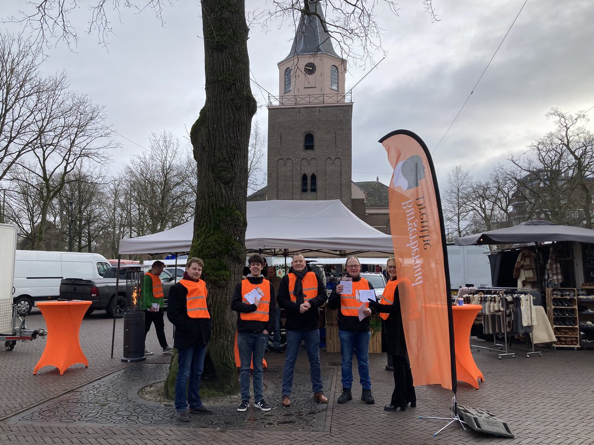 Op de markt in Emmen vandaag een stand van de <a href="/ProvDrenthe/">Provincie Drenthe</a> over het Burgerberaad.  Laat u informeren 👍