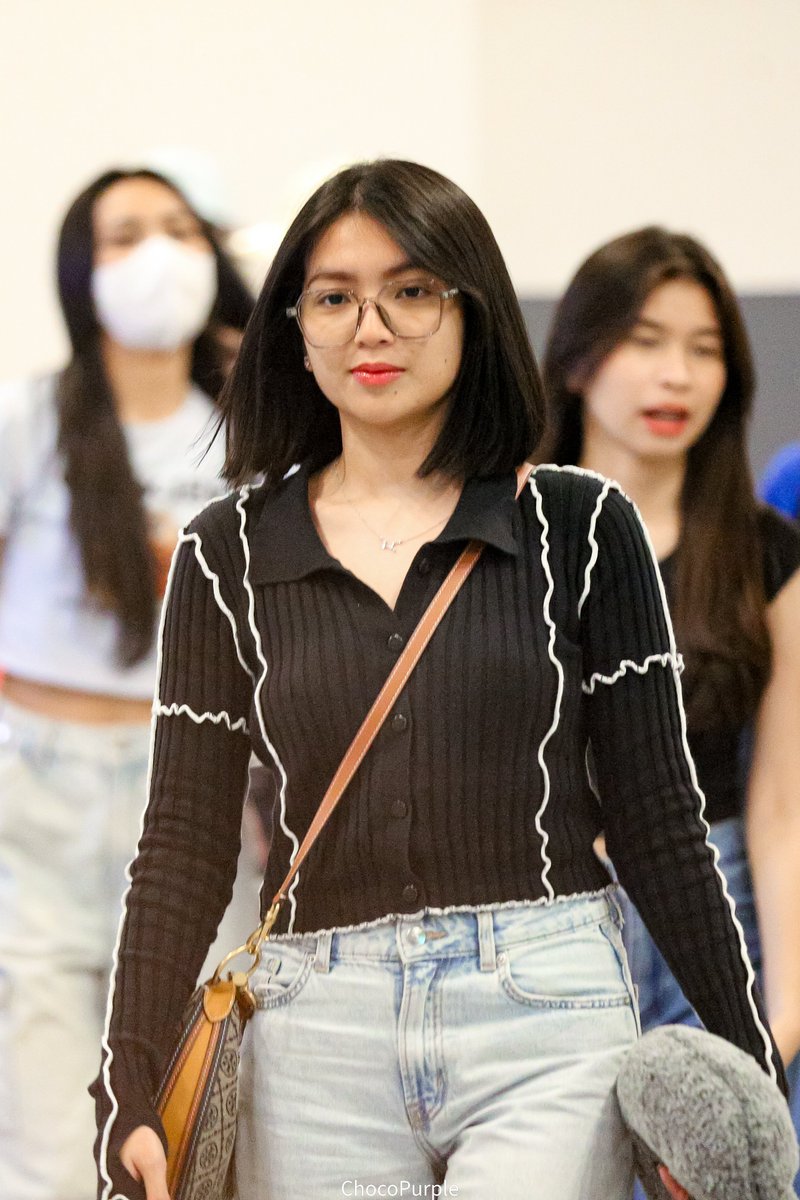 chocolatpurple's tweet photo. Gracia at KLIA🇲🇾

#JKT48AirportFashion https://t.co/CqpLnsY1Ht