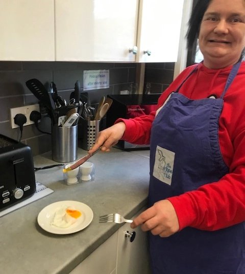 A very proud Service User who learnt how to cook a poached egg at our Day Service on Wednesday 😊🍳

Teaching people #lifeskills and empowering them to live independently 🙌

#warmwelcomespace #surreycharity #lifeskills
#HealthyEating