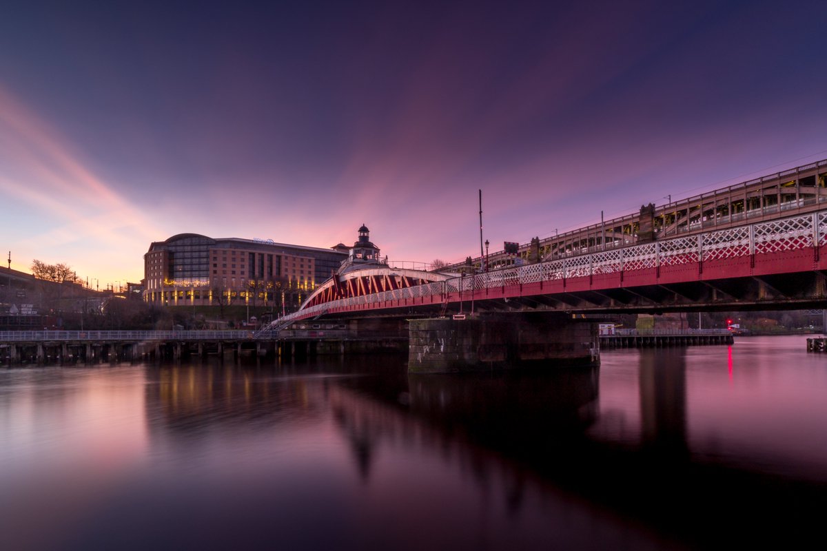 A lovely sky over Gateshead yesterday. I'm tempted to call it Newcastle after the reception my post a few days received ;D