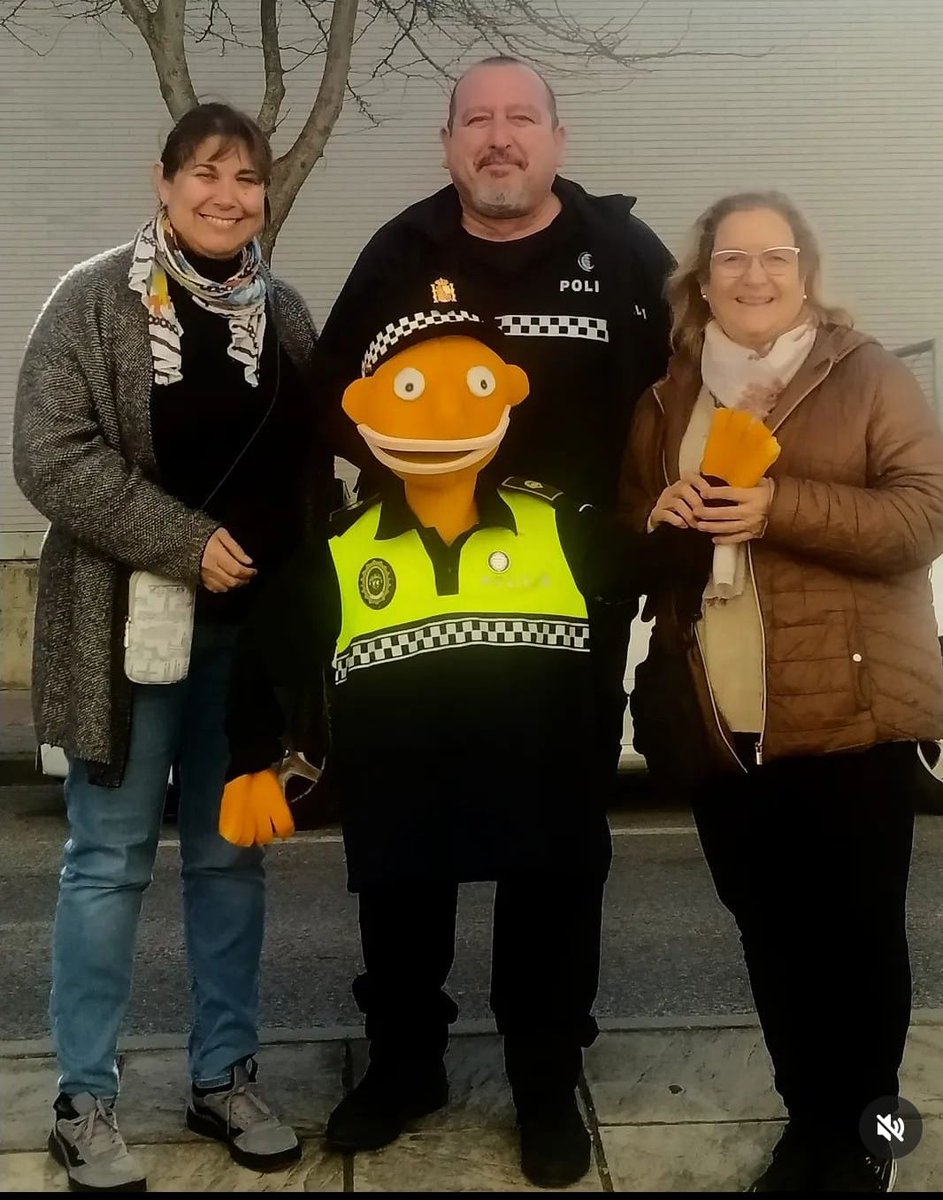 TutorAgente's tweet photo. ¡¡¡ Atención!!!
 Mensaje para la comunidad educativa: preparaos que nos hemos juntado 👮🤩👩‍⚕️
#EnfermerasEscolaresMairenaPalomares y #AgenteTutor somos equipo. https://t.co/UkupPmuqeb