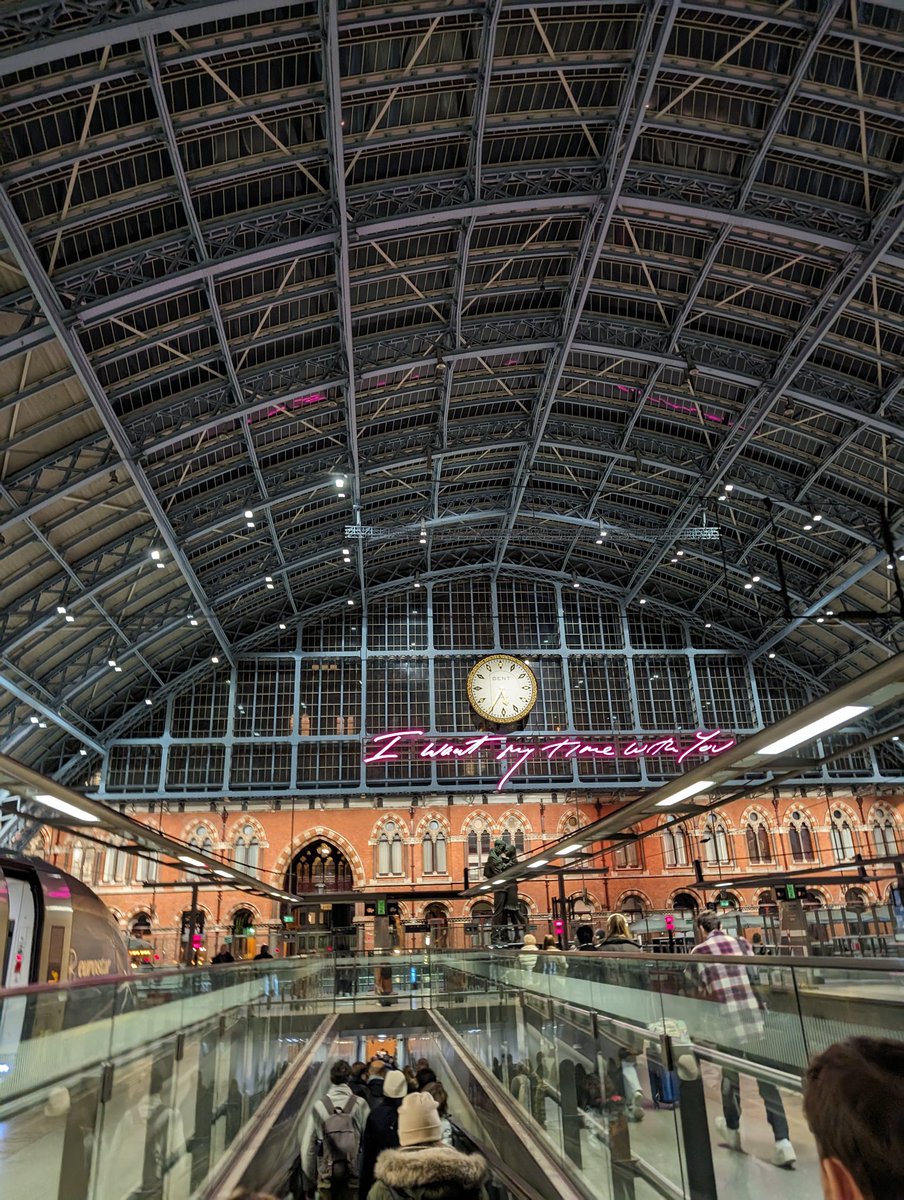 French_Kilt's tweet photo. Wednesday was fun. I left my native town of Mulhouse, in Alsace, on a TGV for Paris. 2h30 later I was in Gare de Lyon and took the RER train to Gare du Nord (super easy but signage is sometimes tricky) where I waited for my Eurostar. It was a short ride to London : 2h30 only! https://t.co/t6AlYCjbnt