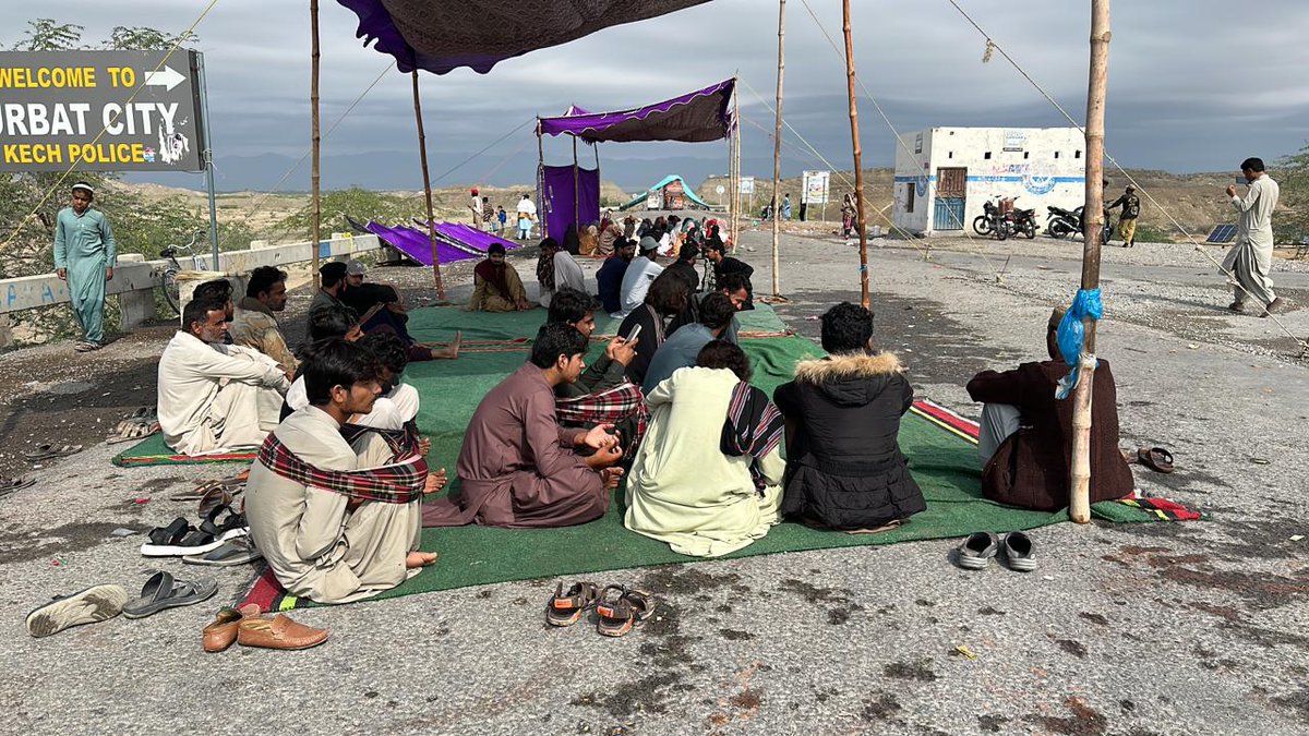 BYCKech's tweet photo. شدید بارش اور سخت سردی کے باوجود، ڈی بلوچ پر اپنے پیاروں کی بازیابی کی خاطر دھرنا دوسرے روز بھی جاری۔ اس ریاست کی ناروا پالیسیوں کے سبب اب ہمارے پاس بحیثیتِ قوم، مزاحمت کے علاؤہ دیگر کوئی راستہ نہیں رہتا۔ اور ہمیں یکمشت ہوکر اس ریاستی ظلم کے خلاف کھڑا ہونا ہوگا، وگرنہ ہماری نسل کشی ہمارے بچوں کی جبری گمشدگی اور ماورائے عدالت قتل کی شکل میں جاری رہے گی۔ 
ہم پر فرض ہے کہ اس مشکل وقت میں ڈی بلوچ پر بیٹھے ان ماؤں اور بہنوں کا سہارا بنیں اور اس جہد میں اُن کی کمک کریں۔
#EndEnforcedDisappearances
#StopBalochGenocide