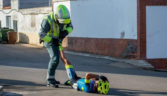 Su principal misión durante la celebración de la prueba deportiva es garantizar la #seguridadvial pero, si las circunstancias lo requieren, la #AgrupacióndeTráfico es capaz de auxiliar a un ciclista en apuros.

📸Trujillanos 🚵‍♂️🚵‍♀️ (Badajoz)