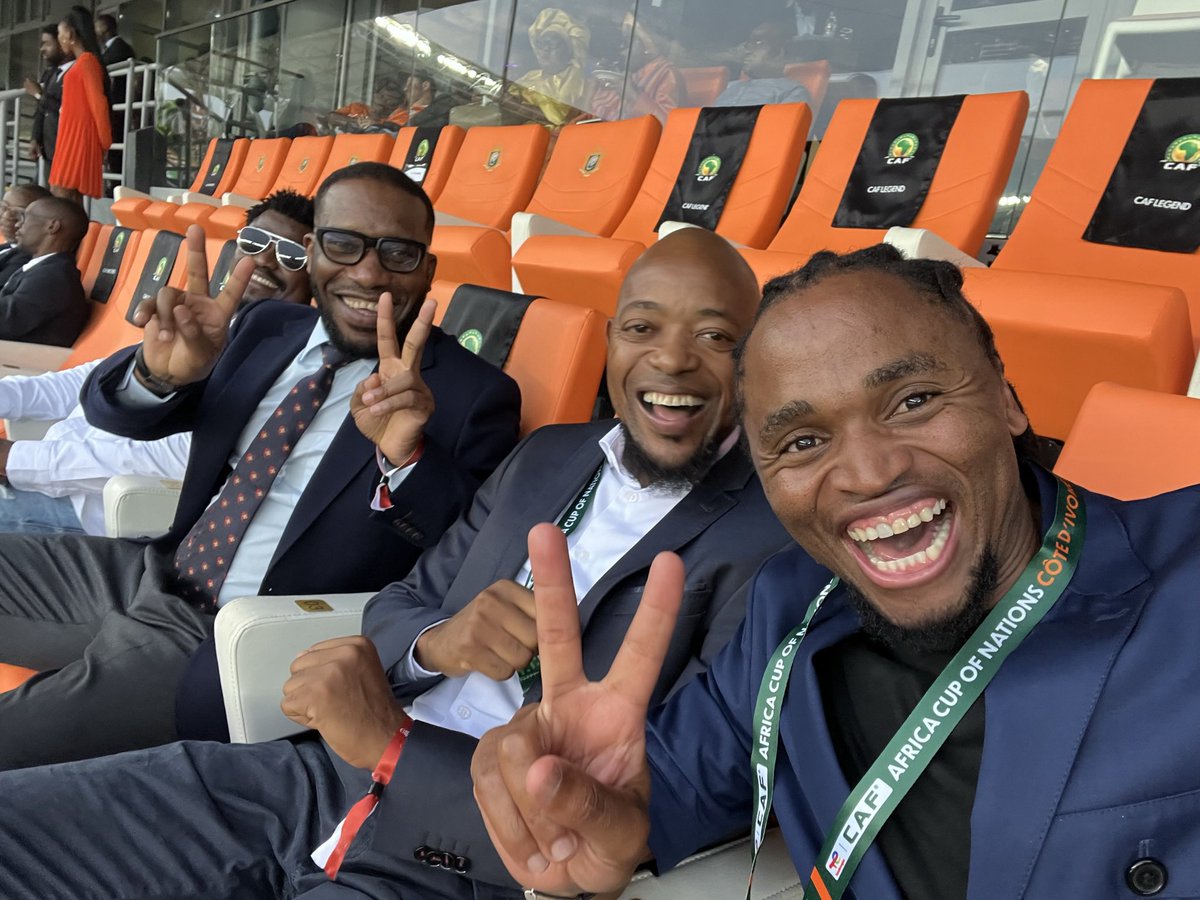 siphiweshabba's tweet photo. Sorry Tico @manuelbucuane 🏴☠️ Jay Jay @iamokocha is Khosified✌🏿😜#youngthrowback https://t.co/t41AptpsDS