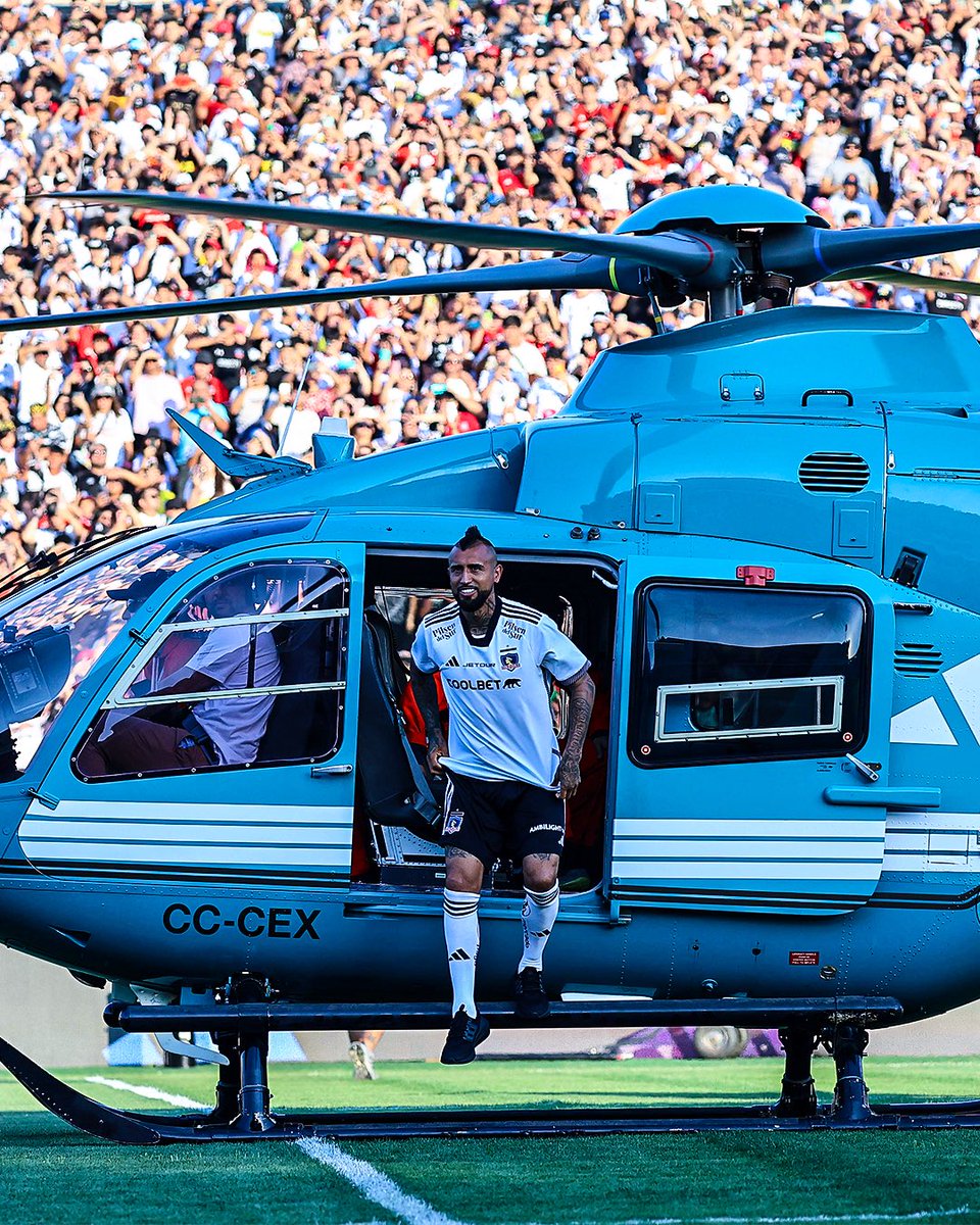 Presentations don't get any better than this 🇨🇱🚁🐎 <a href="/kingarturo23/">Arturo Vidal</a>