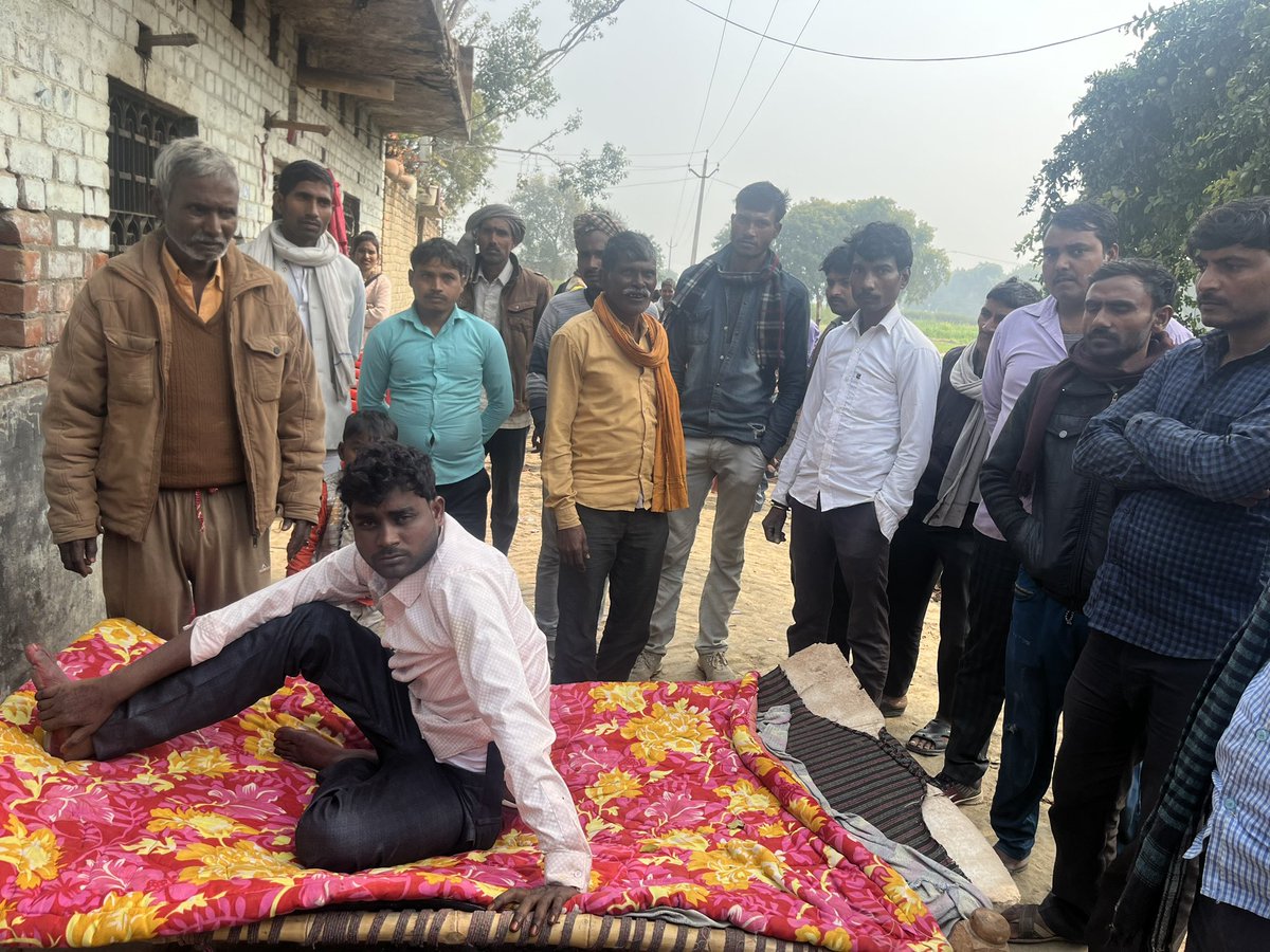 #FATEHPUR
बारात में शराब पीकर जमकर नाचा दूल्हा शराब के नशे में हो गया बेहोश
पूरी रात उठाते रहे लोग, नहीं हुए फेरे
दुल्हन ने नशेड़ी दूल्हे से शादी के लिए किया इंकार
गाजीपुर के दरौली गांव से सेमराइया गांव आई थी बारात
थरियांव थाना क्षेत्र के सेमराइया गांव का मामला<a href="/Niranjan_4050/">Niranjan Yadav Journalist</a>