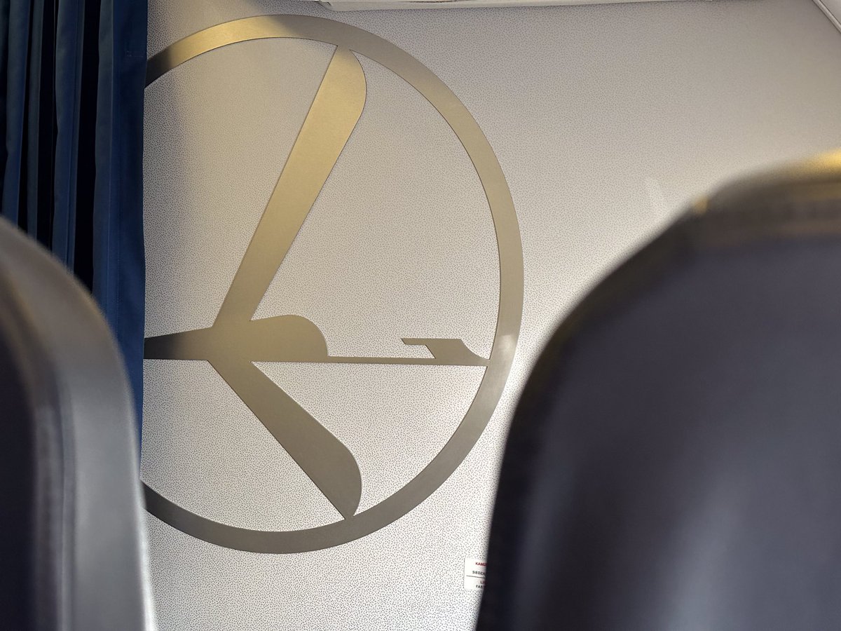 TodaysFlight's tweet photo. Hello #LO453 again! Last minute change from #EMB190 to #B738. 1,5 hours to #ARN, which is the last leg of my ticket to Dubai. The direct return will be behind the curtain again.
#avgeek #LOT #paxex https://t.co/ucj7z7fHhN