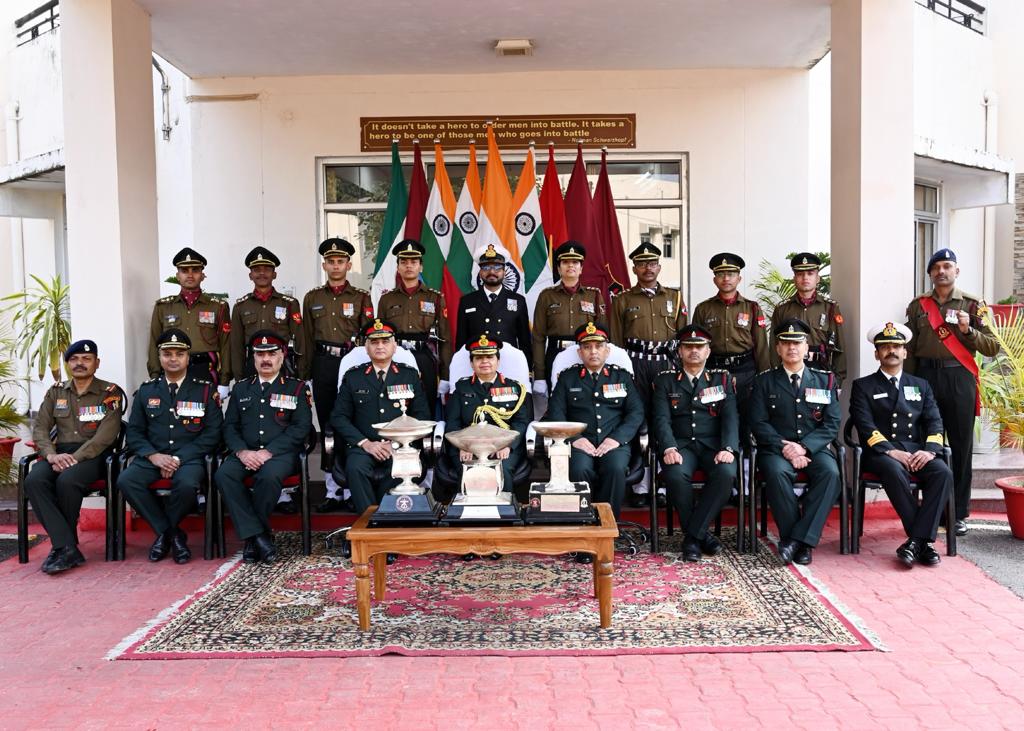 artrac_ia's tweet photo. “𝐀𝐌𝐂 𝐂𝐞𝐧𝐭𝐫𝐞 & 𝐂𝐨𝐥𝐥𝐞𝐠𝐞, 𝐋𝐮𝐜𝐤𝐧𝐨𝐰”
Lt Gen Kavita Sahai, #Comdt, #AMCC&C reviewed the passing out parade of Medical Officers Basic Course - 245, #MOBC.
119 Armed Forces Medical & Dental Officers from the three Services, including 26 Women Officers completed the intensive training in combat medical support.
Capt Tanuj Chopra was awarded the Commandant’s Rolling Trophy for standing first in order of merit.
#AMC
#IN
#IAF
#IndianArmy
#ARTRAC
@adgpi