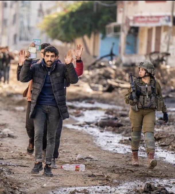 ACOM_es's tweet image. Hace tres meses esos terroristas estaban violando, descuartizando y asesinando a mujeres israelíes indefensas. Ahora es una de ellas la que los lleva detenidos para ser interrogados. Se hará justicia y la victoria será indiscutible. Pese a quien pese. Am Israel Jai