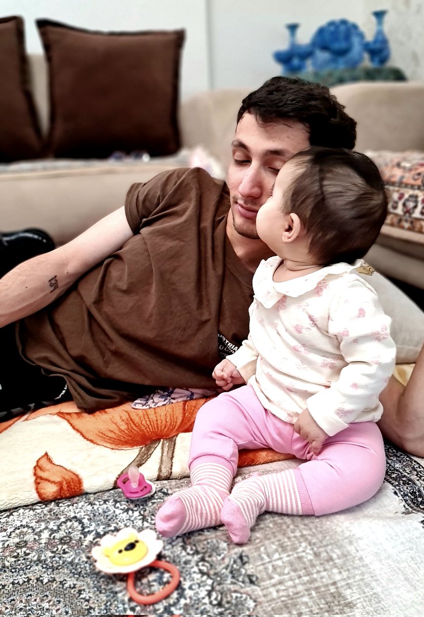 mjahangard1988's tweet image. شروع #هشت_ماهگی با گفتن کلمهی دایی بود.
پستونکش رو درآورد، گفت دایی و بعد پستونک رو گذاشت دهنش.