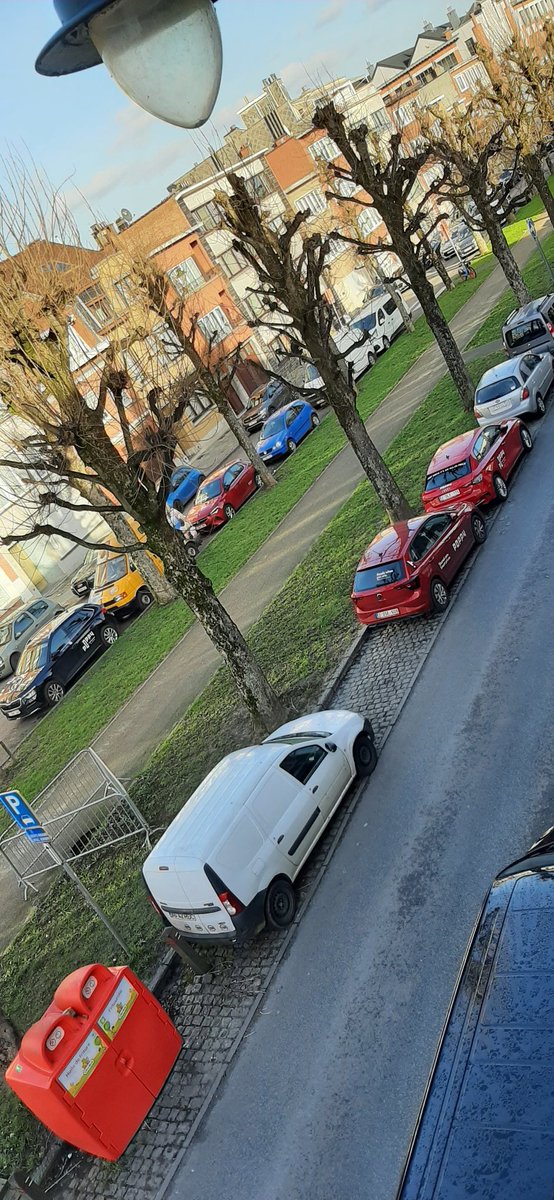 casimir32's tweet photo. @poppymobility BRAVO encore un jour de plus et le wk avec où on n'aura pas de places. Le bld M. Herbette n'est pas votre parking à épaves. Changez de garagiste. Ras-le-bol marre aucun respect @AlainKestemont @FabriceCumps @GaetanVanGoids @SMullerHubsch @zp_midi https://t.co/IyXUg93ioe