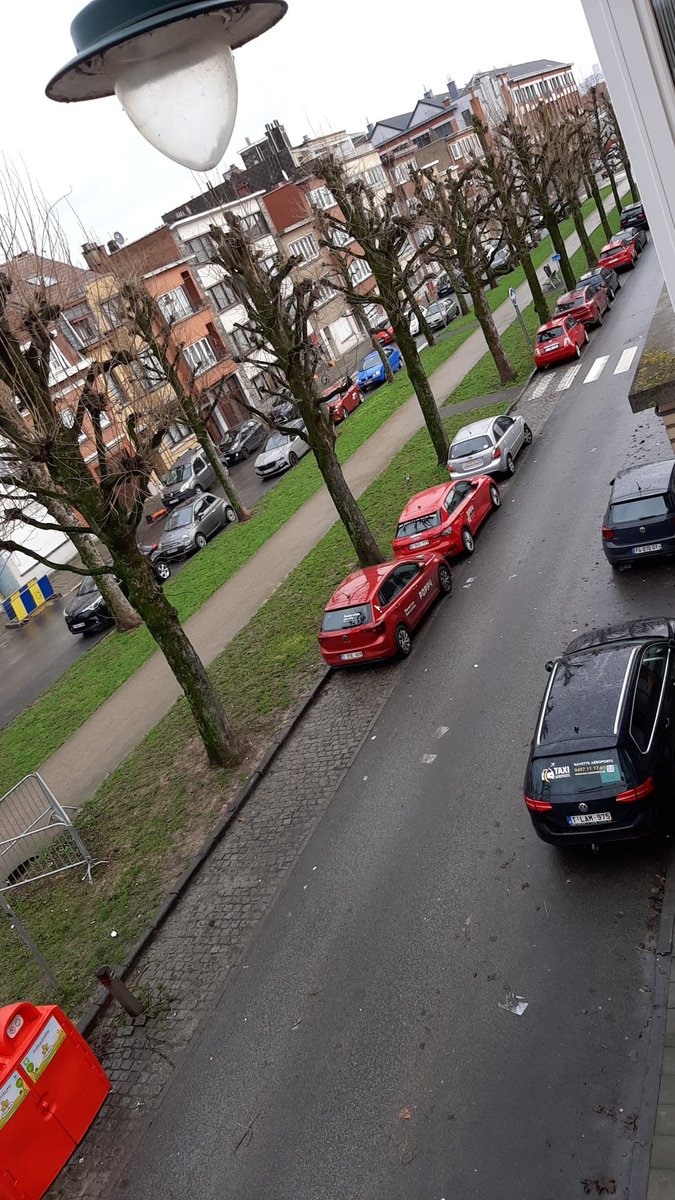 casimir32's tweet photo. @poppymobility BRAVO encore un jour de plus et le wk avec où on n'aura pas de places. Le bld M. Herbette n'est pas votre parking à épaves. Changez de garagiste. Ras-le-bol marre aucun respect @AlainKestemont @FabriceCumps @GaetanVanGoids @SMullerHubsch @zp_midi https://t.co/IyXUg93ioe
