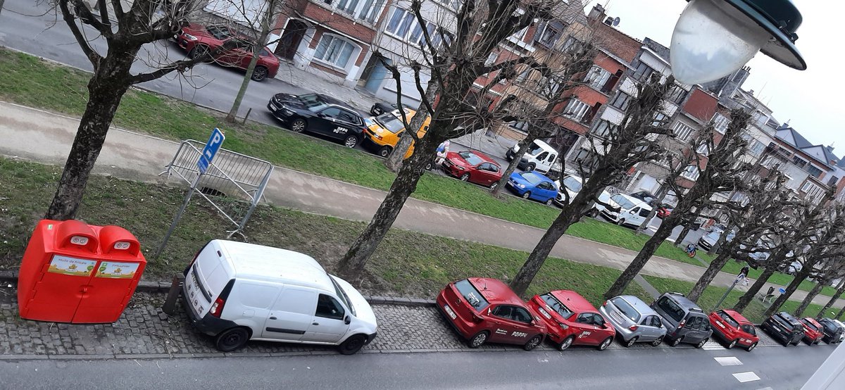 casimir32's tweet photo. @poppymobility BRAVO encore un jour de plus et le wk avec où on n'aura pas de places. Le bld M. Herbette n'est pas votre parking à épaves. Changez de garagiste. Ras-le-bol marre aucun respect @AlainKestemont @FabriceCumps @GaetanVanGoids @SMullerHubsch @zp_midi https://t.co/IyXUg93ioe