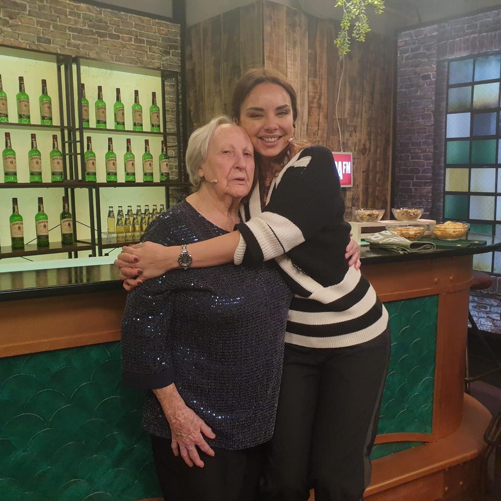 Chenoa's tweet photo. ❤️🖐 Vierneess y hoy "La yaya Mari Carmen y su nieto Héctor" vienen a visitarnos al bar de "Tómatelo menos en serio" !!!❤️
No faltarán @VentuGG @SamanthaBallent y @marisabelrr9 🙌🙌
20hrs canal youtube #whiskey @Jameson_es y a la 1hrs en @europa_fm 🙌🙌 Buen díaaa aldea!! 💕😘😘 https://t.co/6MLsHTb4SU