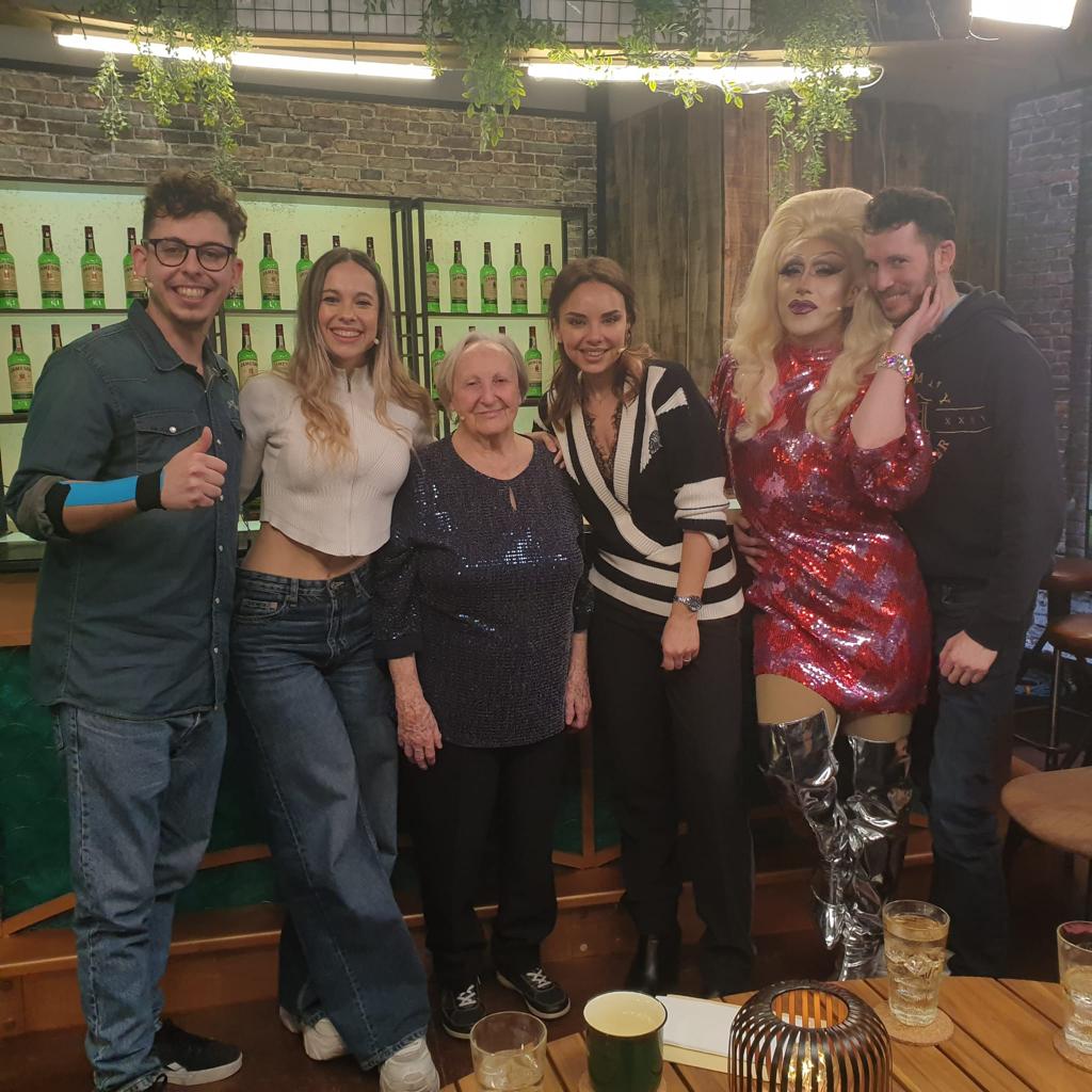 Chenoa's tweet photo. ❤️🖐 Vierneess y hoy "La yaya Mari Carmen y su nieto Héctor" vienen a visitarnos al bar de "Tómatelo menos en serio" !!!❤️
No faltarán @VentuGG @SamanthaBallent y @marisabelrr9 🙌🙌
20hrs canal youtube #whiskey @Jameson_es y a la 1hrs en @europa_fm 🙌🙌 Buen díaaa aldea!! 💕😘😘 https://t.co/6MLsHTb4SU