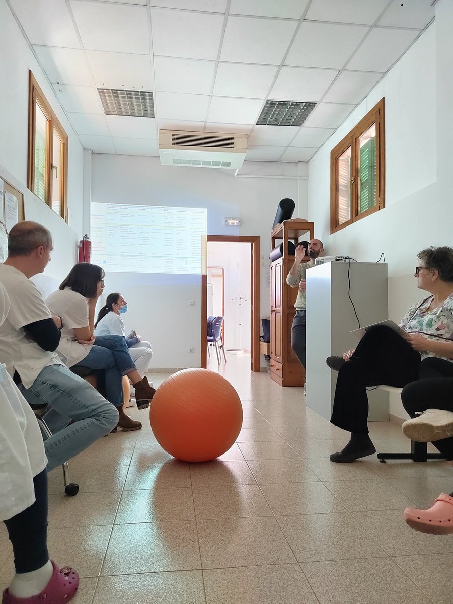 CNuredunna's tweet photo. Avui Agustín (farmacèutic de AP) ens ha impartit una sessió sobre farmacologia emprada a AP.💊
Molt profitosa i interessant!
#farmaceutics #primariadeprimera
@apmallorca @COFBalears @ibsalut @SApmallorca @ibsalut https://t.co/ydOsdqYbId