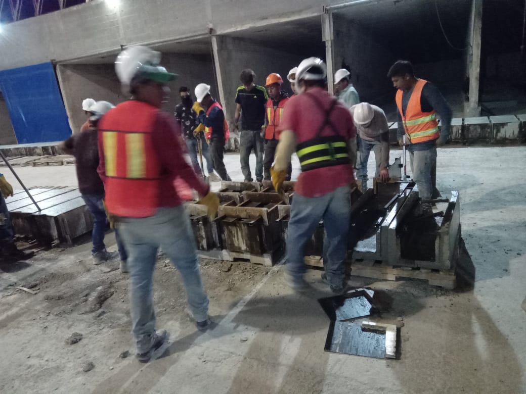arqjauregui's tweet photo. Trabajando 24 horas en PREFORMA
para @TrenMayaMX
#prefabricados
#trenmaya
#preforma
#quintanaroo https://t.co/z3Ub8rsYcu