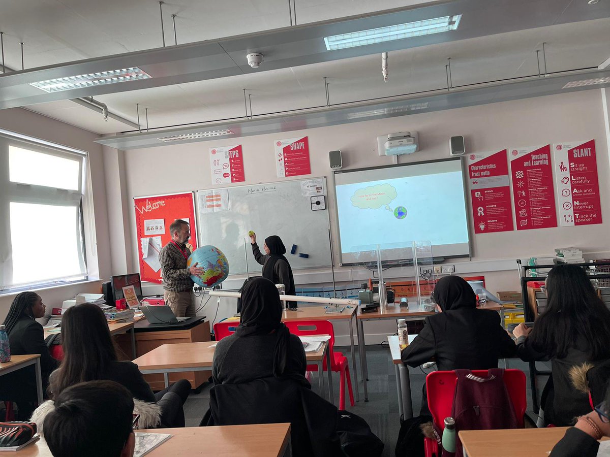 TheChalkHills's tweet photo. Students in years 7 & 8 enjoyed a visit from speak Mr Adams from Oundle School who delivered a Maths masterclass.
#AldwickburyCollaboration
#MathsMasterclass
@1erashid https://t.co/1VGJBWipBu