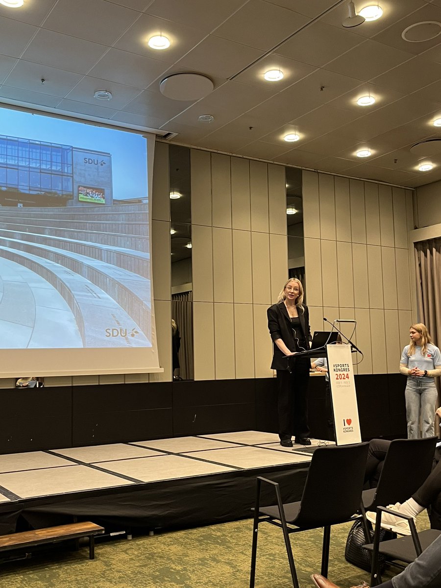 💥Great to see @FOF_research team members at all career levels in same @sportskongres session: student @ThereseKCBruhn, soon-to-be PhD @JulieKRPedersen and Associate prof. @Merete_Moller great work 🧑‍🎓💪🏻🤩