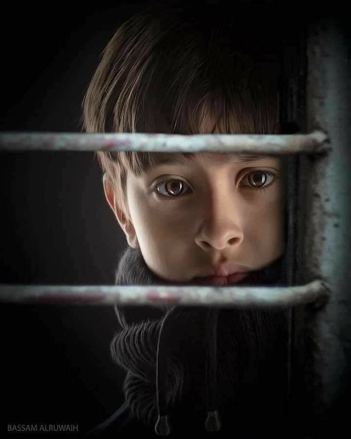 سأختبيءُ في حضنِ الصمتِ وأرحل..
وسأتجاوز عن من قست قلوبُهم..
وأرحلُ إلى حيثُ تغيبُ الشمس..
كم أُكرهُ ظهورَ القمرِ لينيرَ طرقاتهم..
وكم أكره عتمةَ الليلِ والنجومِ..
فتذكّرُني بمنْ في سمائي ينيرونَ..
وعندما تسطعُ شمسي يغيبونَ..
سأختبيءُ في حضنِ الصمتِ وأرحل..
#بقلمي 😊
#مساء_الخير
